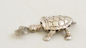 Ezüst(Ag) teknős függő, mozgó végtagokkal, jelzett, 3,9x2,4 cm, nettó: 6 g