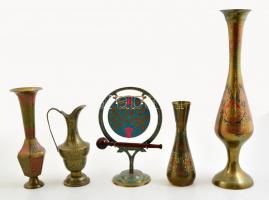 Különféle díszes indiai réztárgyak: kiöntő, vázák, asztali gong fa ütővel, összesen 5 db, különböző méretben