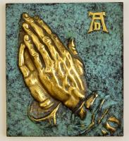 Imádkozó kezek, Albrecht Dürer rajza alapján készült modern bronz kisplasztika, fa lapon, jelzés nélkül, 15,5×13,5 cm