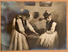 Ismeretlen fotóművész albuma, közte néhány színészről, néptáncelőadásokról készült fotó, albumban