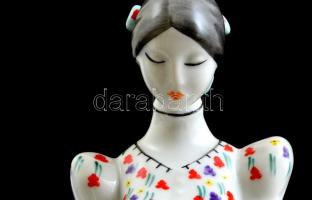 Hollóházi varrónő népviseletben, kézzel festett, jelzett, hibátlan, m: 24 cm