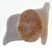 ~1950. Vörös csillagos magyar zászlót ábrázoló festett porcelán gomblyukjelvény T:1-