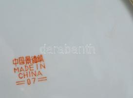 Kínai porcelán tányér, kézzel festett, jelzett, apró kopásokkal, d: 26 cm