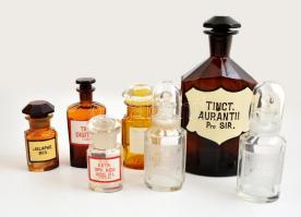 7 db különböző gyógyszertári üveg, csorbákkal, m: 9,5 és 22,5 cm