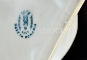 Román jegesmedve porcelán figura, jelzett, apró kopásokkal, m: 10 cm