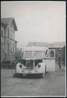 cca 1930-1940 Gy.S.E.V. autóbuszok úton és műhelyben, 3 db későbbi előhívás, hátoldalon feliratozva,...