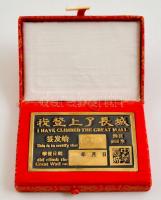 Tanúsítvány a kínai nagy fal megmászásáról, bronz lemezen, hátoldalán a fal dombornyomatú képével, dobozban, 5,5x8,5 cm