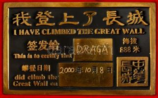 Tanúsítvány a kínai nagy fal megmászásáról, bronz lemezen, hátoldalán a fal dombornyomatú képével, d...