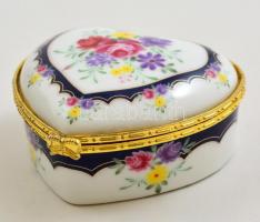 Szív alakú kis bonbonier, matricás, jelzés nélkül, fém szerelékkel, kis kopásokkal, 8×7,5×3,5 cm