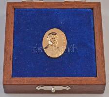 2000- . "Kossuth-díj" aranyozott kitűző, eredeti tokban (17x25mm) + a Kossuth-díj hengerta...