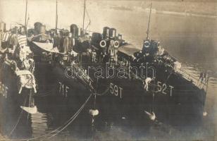 K.u.K. Kriegsmarine Torpedoboote: 66 F (ex Skorpion), 71 F (ex Molch), 59 T (ex Möve), 52 T (ex Anaconda) / Osztrák-Magyar Haditengerészet Kaiman osztályú torpedónaszádjai, matrózok / WWI Austro-Hungarian Navy torpedo boats: 66F, 71F, 59T, 52T. mariners aboard. photo
