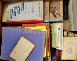 Egy doboznyi vegyes, nagyrészt háború előtti könyvekből álló tétel