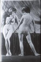 cca 1970 Erotikus fekete-fehér negatív, 38 felvétel egy tekercsen