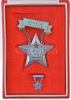 ~1950. Kiváló műszaki dolgozó Rákosi-címeres zománcozott fém kitüntetés dísztokban, miniatűrrel T:2
