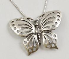 Ezüst(Ag) kígyó nyaklánc, áttört pillangó függővel, jelzett, h: 40,5 cm, 3,8x2,8 cm, nettó: 8,1 g