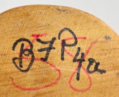 Szaru tülök, madár díszítéssel, fa talapzaton, jelzett, m: 34 cm