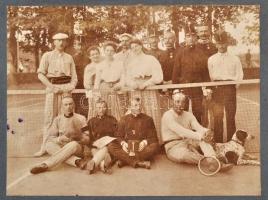 cca 1900-1910 Teniszezők a boldog békeidőkből, a társaságban katonákkal,és egy kutyával, kartonon, 8x11 cm
