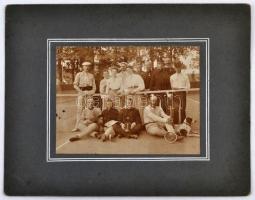 cca 1900-1910 Teniszezők a boldog békeidőkből, a társaságban katonákkal,és egy kutyával, kartonon, 8...