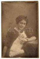 1911 Irén és Stefi, az angóra macska portréja, Krammer Károly, Máramaros Sziget, kis kopásnyomokkal, a hátoldalon feliratozva, 19x13 cm