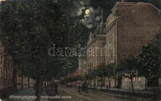 Sátoraljaújhely, Törvényszéki palota, utcakép este (kopott sarkak / worn corners)