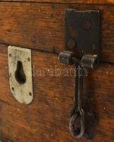 Antik fa persely ládika, kis hibákkal, fém csapolással, 21×10 cm, m:18 cm