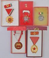 Egy doboznyi vegyes szocialista kitüntetés tétel, civil és katonai darabok vegyesen, közte "Munka Érdemrend" arany fokozata eredeti tokban, miniatűrrel, szalagsávon, "Szakma Ifjú Mestere" eredeti tokban, miniatűrrel, "Felszabadulási emlékérem" miniatűrrel, szalagsávon T:2