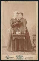 cca 1900 Fiatal hölgyek, vizitkártya méretű fotó Koller Károly utódai budapesti műterméből, 10×6 cm
