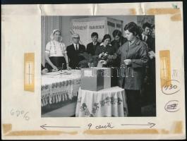 1971 Választások a Nógrád megyei Kétbodony községben, Fehérváry Ferenc fotója, hátulján feliratozva, 13×17 cm