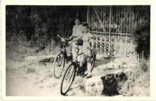 10 db főleg RÉGI képeslap kerékpárral / 10 mostly pre-1945 postcards with bicycles