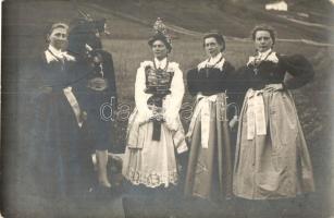 6 db főleg RÉGI népviseletes motívumlap / 6 mostly pre-1945 folklore motive postcards