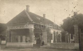 1921 Beszterce, Bistritz, Bistrita; Délczeg család üzlete / shop front with owners. Alex Rosup photo (kopott sarkak / worn corners)