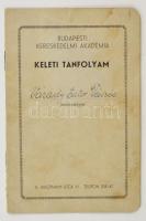 1934-1935 Budapesti Kereskedelmi Akadémia keleti tanfolyamának fényképes leckekönyve, benne az iskola igazgatójának és tanárainak aláírásaival, 2 db 50 f. okmánybélyeggel, pecsétekkel, Bp. Szepes Nyomda-ny.