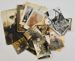 1910-1940 Vegyes katonai fotó tétel, fotók, fotólapok, közte egy képeslappal, összesen 27 db, valamint 3 db levelezőlappal, változó állapotban, 8x6 cm és 22x15 cm közötti méretben.