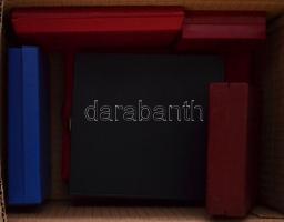 Kis doboznyi szocialista jelvény, kitüntetés és emlékérem tétel, legtöbb saját dísztokban T:2