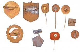 10db-os vegyes magyar jelvény és kitűző tétel, közte "Kulich Gyula Technikum", "Kivál...