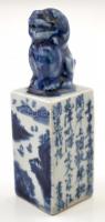 Kínai pecsétnyomó, kékfestett mázas porcelán, Fő kutya figurával / Chinese porcelain seal maker with Pho dog, 10,5 cm