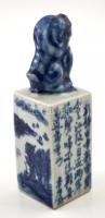 Kínai pecsétnyomó, kékfestett mázas porcelán, Fő kutya figurával / Chinese porcelain seal maker with...