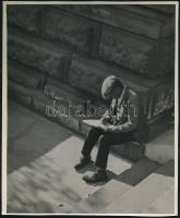 1935 Kinszki Imre (1901-1945) budapesti fotóművész ,,Állást kereső című, pecséttel jelzett, vintage fotóművészeti alkotása, 15x12,5 cm