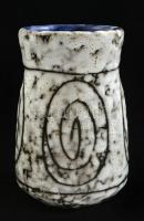 Retró fehér váza, mázas kerámia, jelzés nélkül, kis kopásokkal, m: 16 cm
