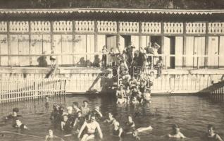 1921 Zsábonyica-fürdő, fürdőző vendégek. Hátoldalon MTK-SZTK győztes mérkőzés után felirat és aláírások / spa with bathing guests. Signatures on the backside. photo (EK)