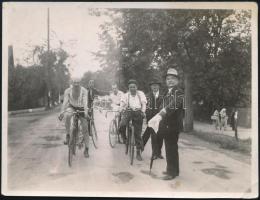 cca 1930-1940 Kerékpárversenyzők (?), fotó, 8x11,5 cm
