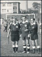 cca 1960-1970 Futballmérkőzés játékvezetői, fotó, 18x13 cm