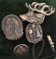 Jelzett plüss vadász sapka jelvényekkel, belső:20×16 cm, 28×23 cm