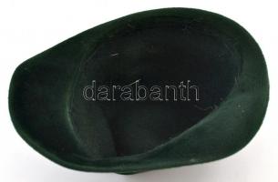 Jelzett plüss vadász sapka jelvényekkel, belső:20×16 cm, 28×23 cm