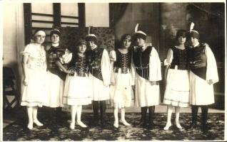 Balatonalmádi, Almádi; Gyermekbál népviseletbe öltözött gyerekekkel. Vitéz Mészáros photo (EK)