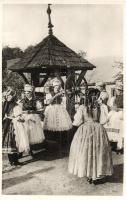 Menyecskék a kútnál Kazár és Öthalomnál, Nógrád megye / Hungarian folklore from Nógrád County, Kazár and Öthalom