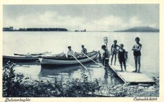 Balatonboglár, Csónak kikötő, gyerekek fürdőruhában, fürdőzők
