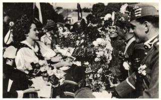 1938 Ipolyság, Sahy; bevonulás, honleányok / entry of the Hungarian troops, compatriot women (EK)
