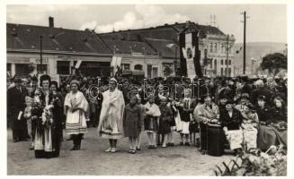 1938 Ipolyság, Sahy; bevonulás, Felvidék első országzászlójának felszentelése / entry of the Hungarian troops, Hungarian flag consecration ceremony, shops in the background