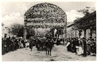 1938 Párkány, Stúrovó; bevonulás, díszkapu / entry of the Hungarian troops, decorated gate